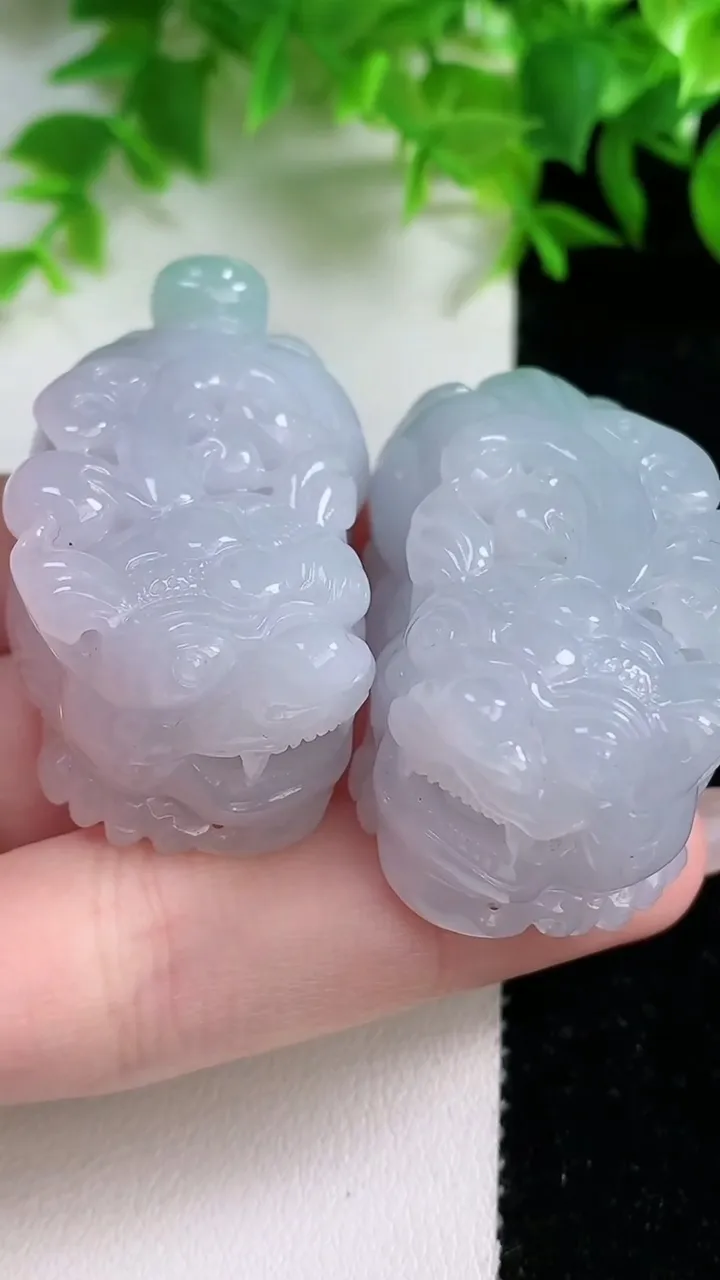 天然A货翡翠春带彩紫罗兰貔貅吊坠一对，尺寸45.8-25.5-18.6，重量:101.53g
1月2