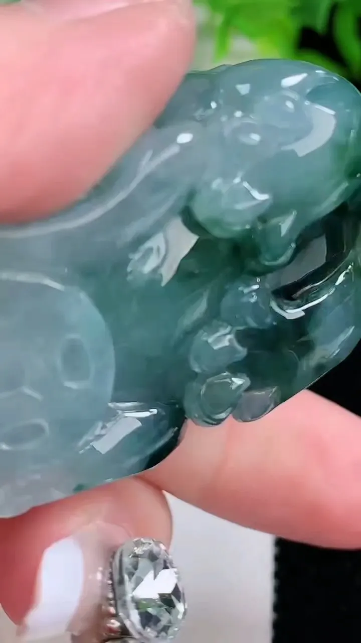 天然A货翡翠飘花貔貅吊坠，尺寸56-27.7-20.5，重量:56.92g
1月25日