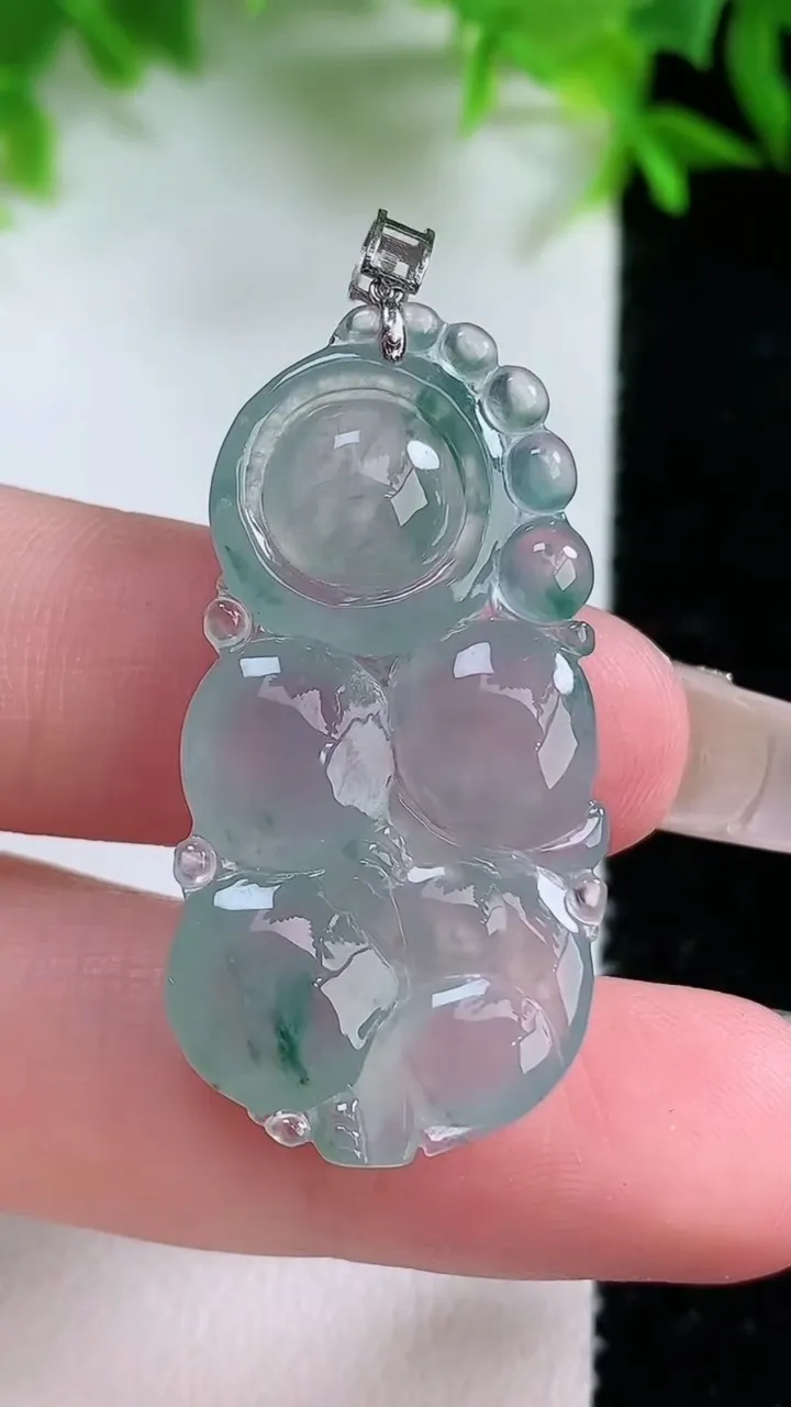 天然A货翡翠种飘花生肖猴吊坠，尺寸33.6-18.3-5.5，重量:6.71g
1月25日