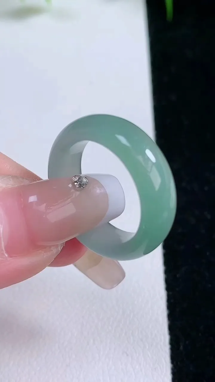 天然A货翡翠指环戒指，尺寸17.4-6.4-3.4，重量:4.94g2026年1月25日
工厂直销收