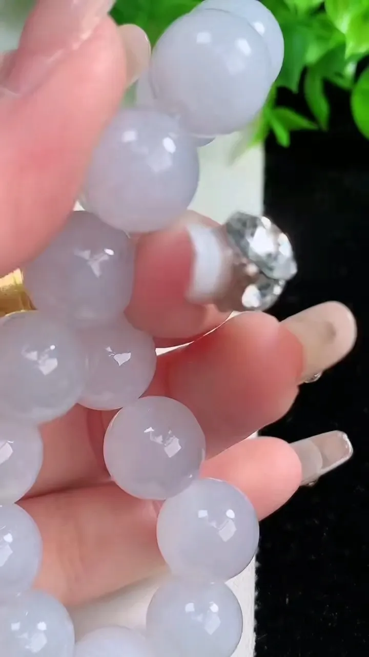 天然A货翡翠圆珠手串，尺寸12.7-16颗，重量:57.17g1月25日
工厂直销收藏佳品,种好水足，色泽均匀，有种有色，上手高大气！