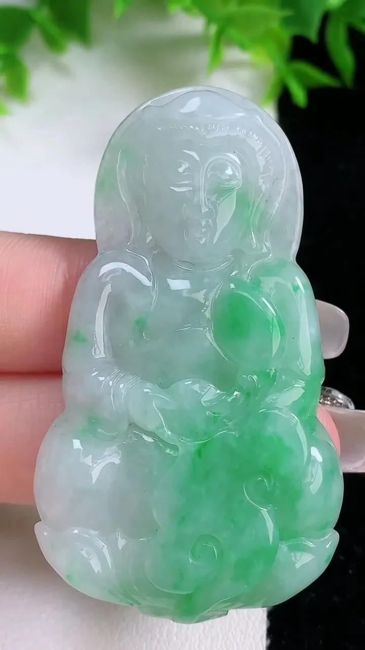 天然A货翡翠观音菩萨吊坠，尺寸58-33.2-5.8，重量:19.69g
1月25日