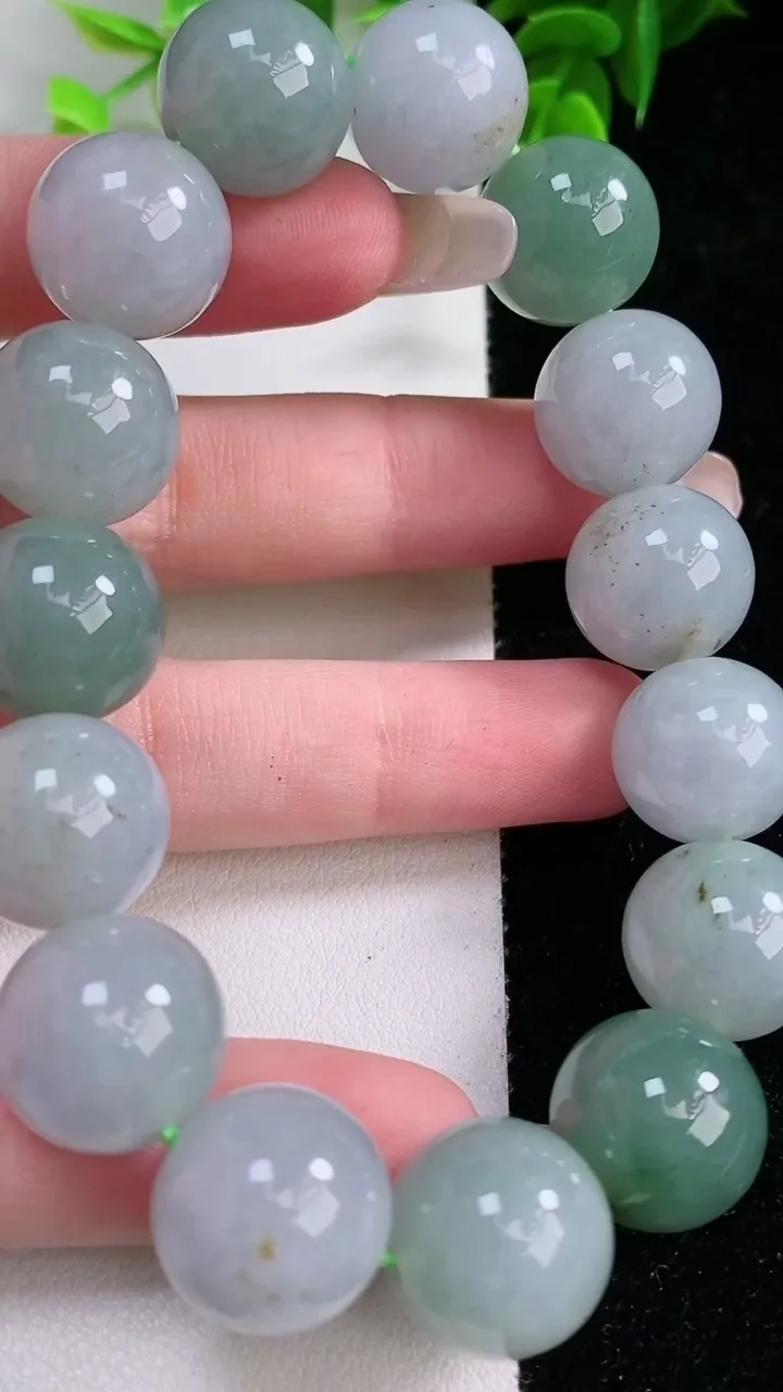 天然A货翡翠圆珠手串，尺寸14.6-15颗，重:77.51g1月25日
工厂直销收藏佳品,种好水足，
