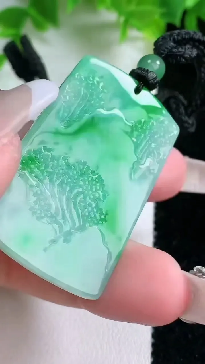 天然A货翡翠山水牌吊坠，尺寸42.7-26-6.3，重量:19.70g
1月25日