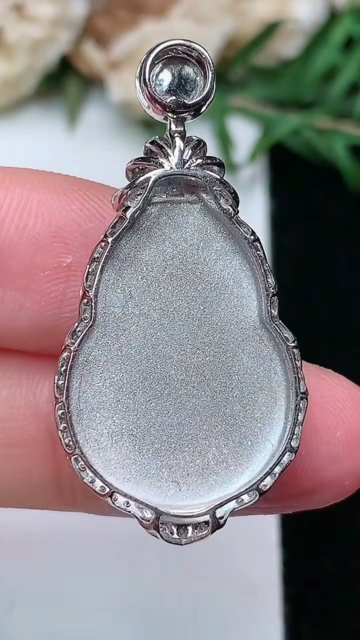 天然A货翡翠葫芦吊坠，尺寸35.8-17.7-7.9，裸石21.7-14.7，重量:4.30g
1月25日