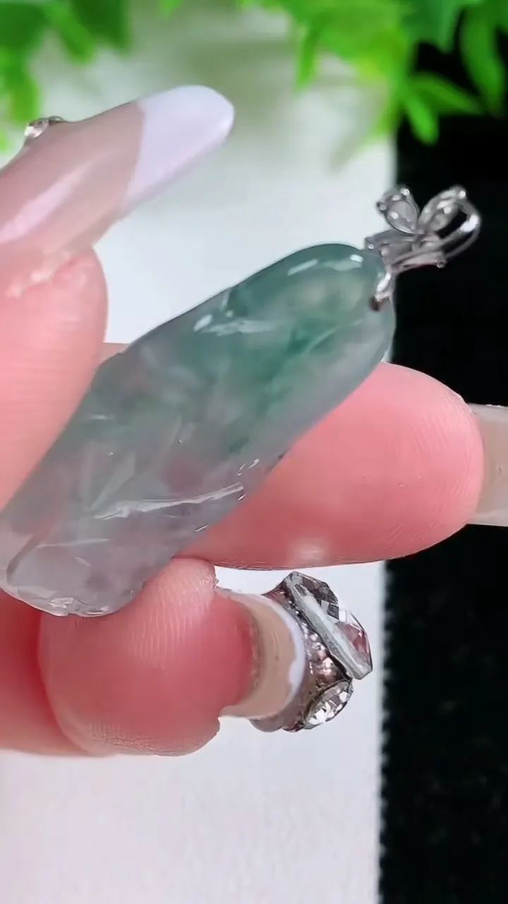 天然A货翡翠种飘花九尾狐吊坠，尺寸28-16-6，重量:5.01g
1月25日