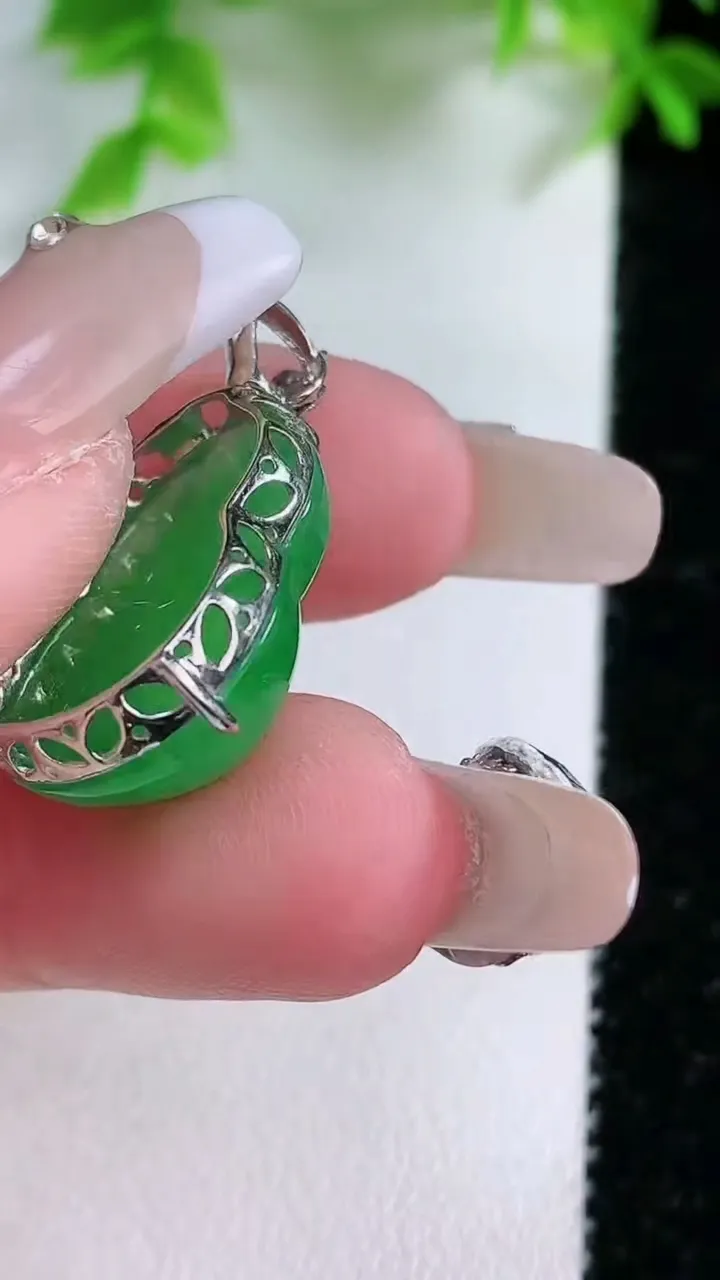 天然A货翡翠葫芦吊坠，尺寸20.8-16-8，重量:4.35g
1月25日