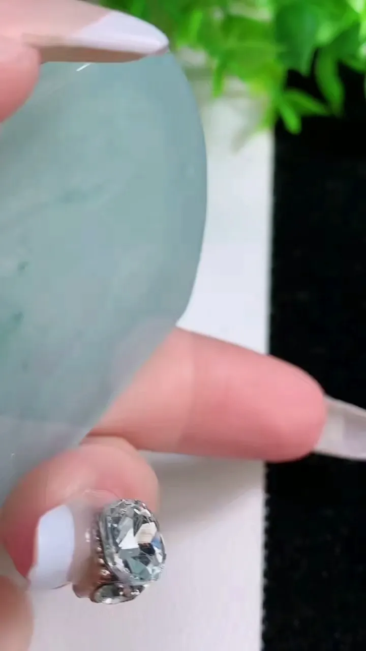 天然A货翡翠冰种飘花大势至菩萨，尺寸53.8-43.8-5.7，重量:29.96g
1月25日