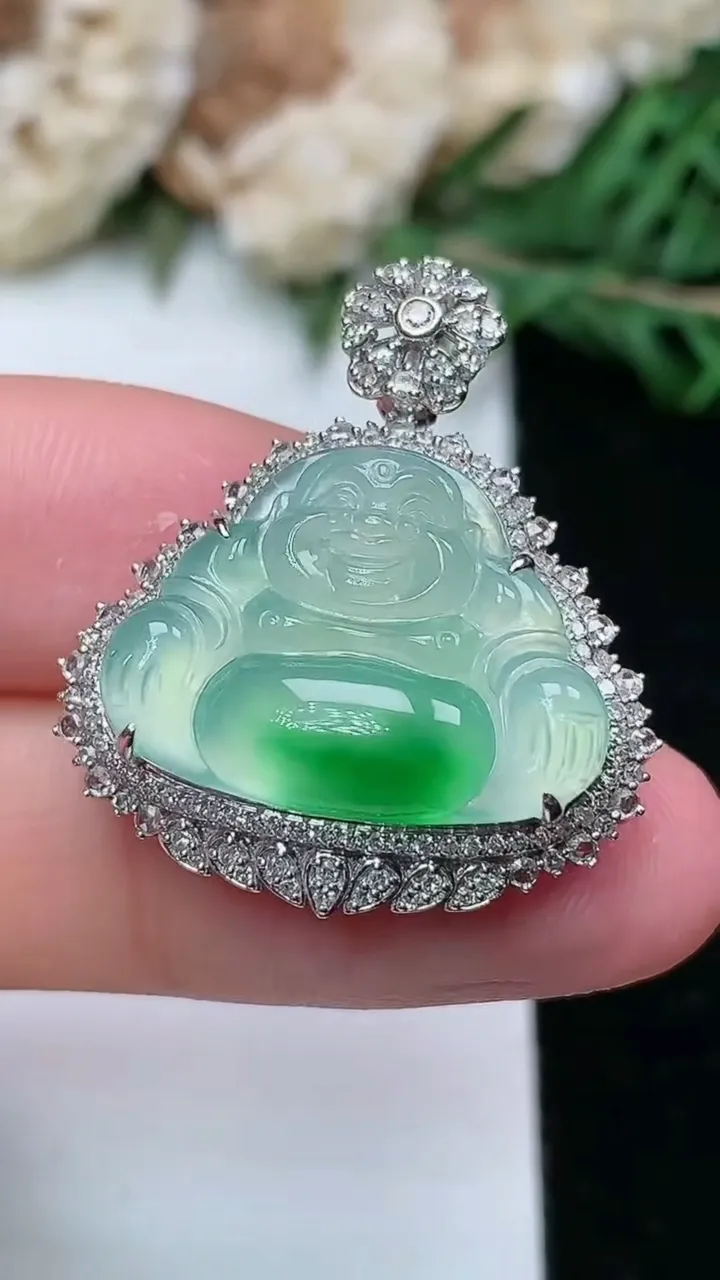 天然A货翡翠佛公吊坠，尺寸27.6-24.2-9.2，裸石15-19.8，重量:4.53g
1月25日