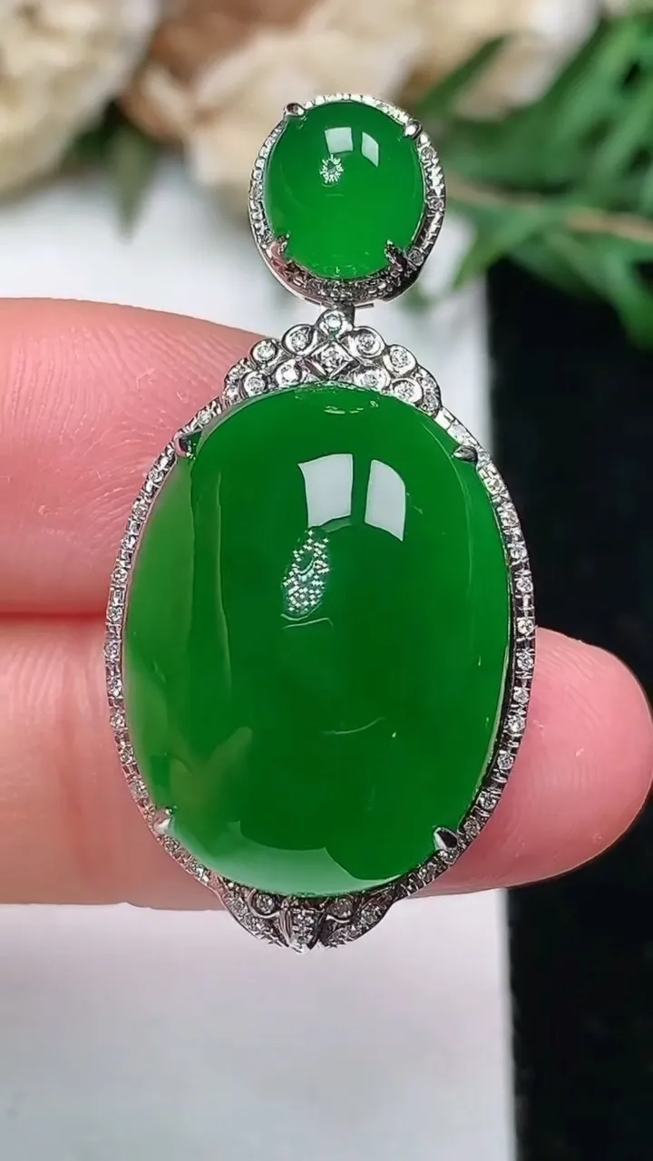 天然A货翡翠蛋面吊坠，尺寸34.9-17.5-11.6，裸石20.2-15
1月25日