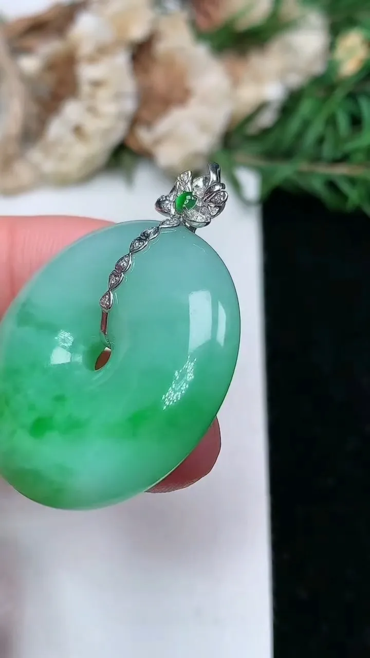 天然A货翡翠平安扣吊坠，尺寸30.8-7.9，重量:15.32g
1月25日