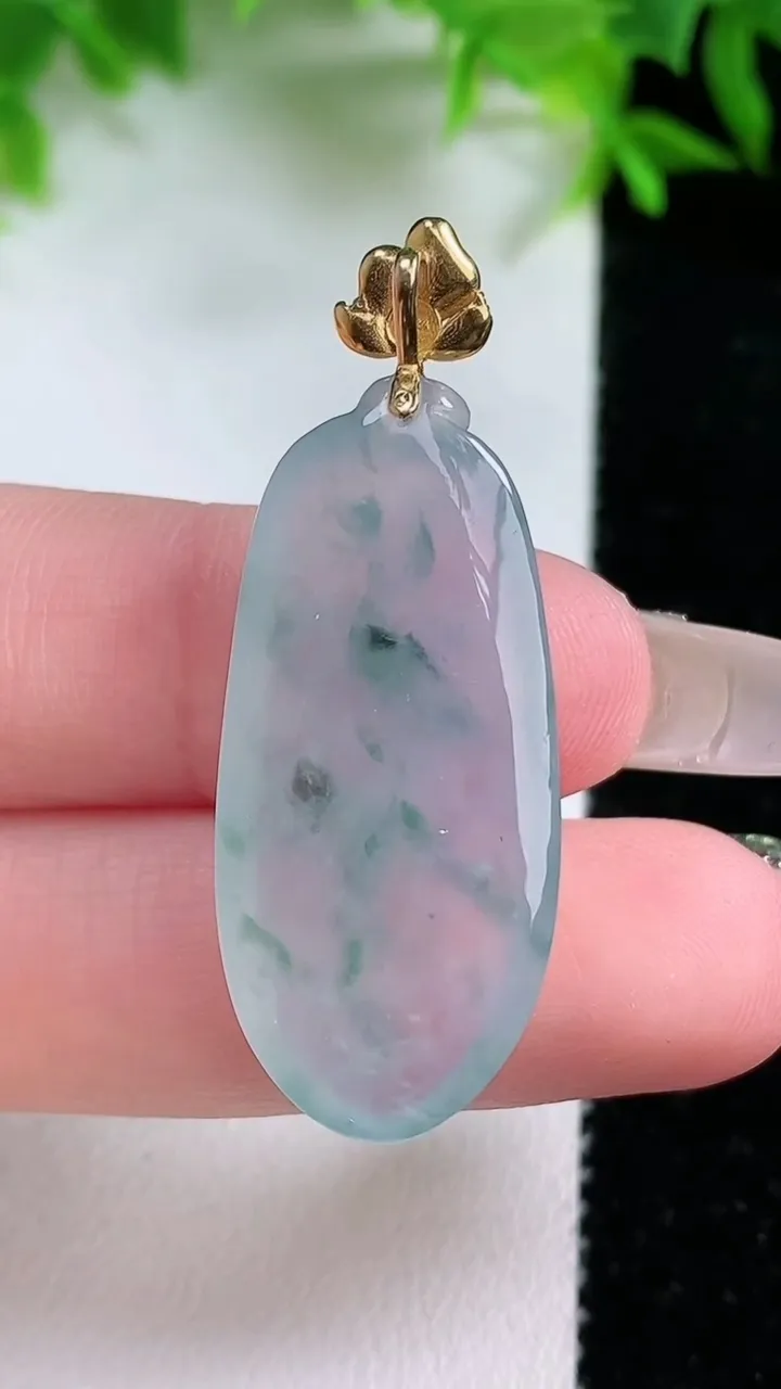 天然A货翡翠种飘花福瓜吊坠，尺寸32.8-15.3-6.2，重量:6.92g
1月25日