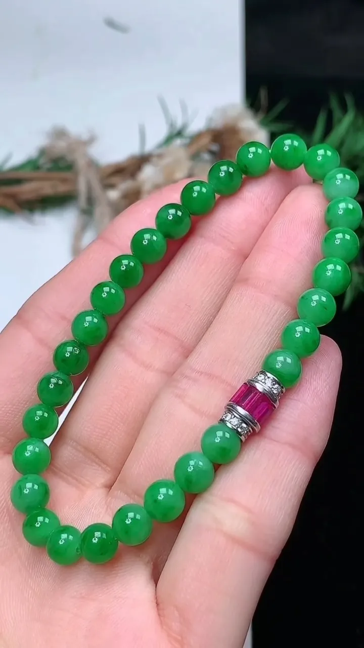 天然A货翡翠圆珠手串，尺寸6-29颗，重量:12.00g1月25日
工厂直销收藏佳品,种好水足，色泽均匀，有种有色，上手高大气！