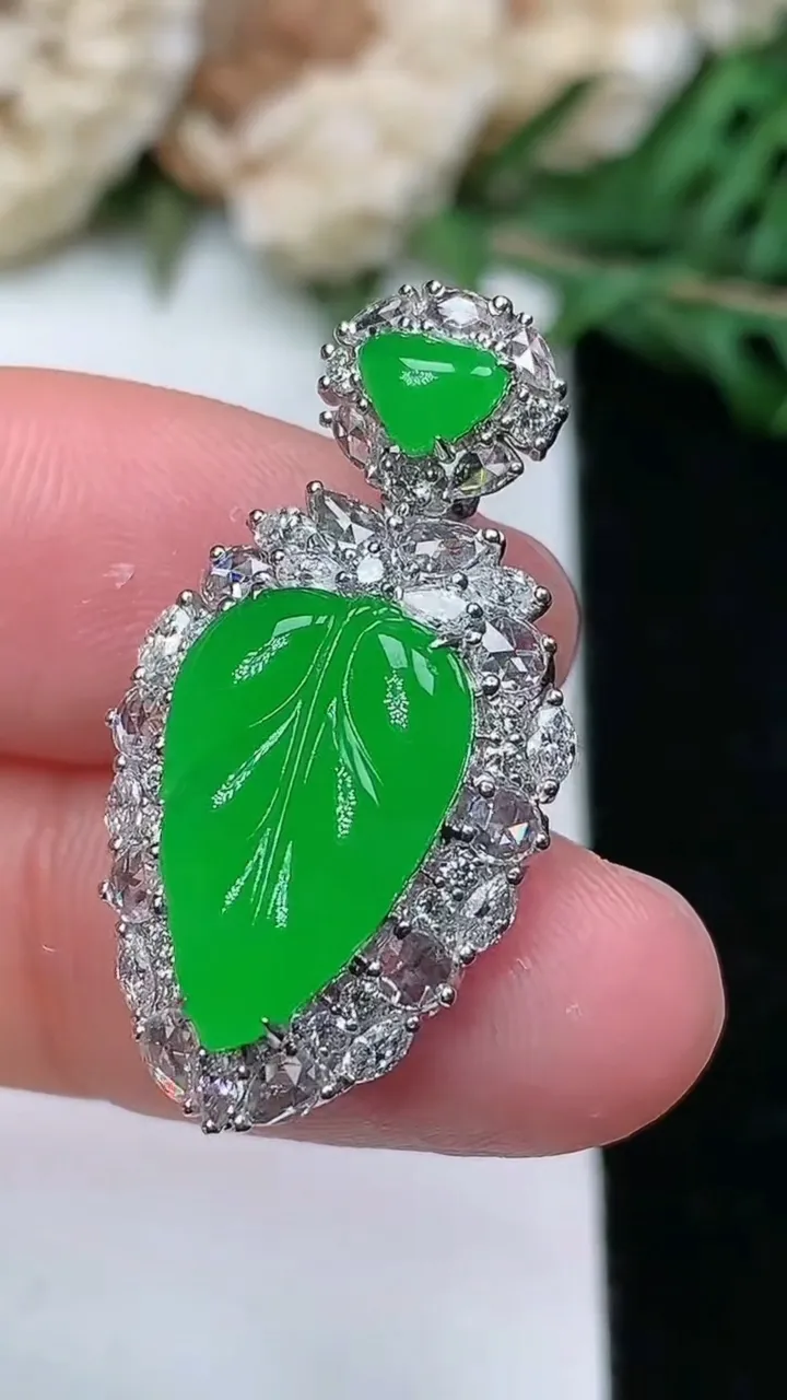 天然A货翡翠金枝玉叶 叶子吊坠，尺寸29-15.3-8.5，裸石15-9.8，重量:4.34g
1月25日