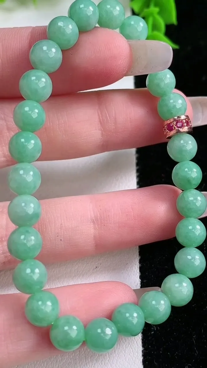 天然A货翡翠圆珠手串，尺寸6.8，重:14.31g1月25日
工厂直销收藏佳品,种好水足，色泽均匀，