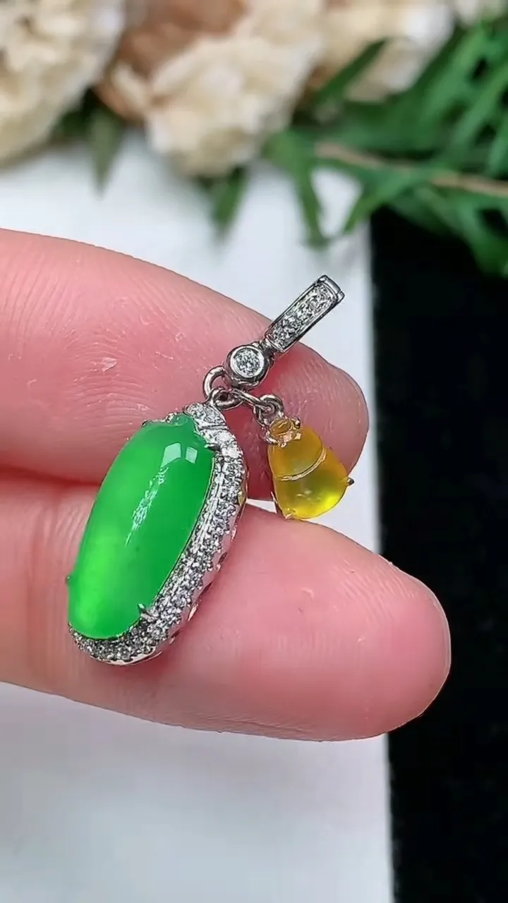 天然A货翡翠福瓜吊坠，尺寸25.8-8-6.4，裸石13-6，重量:2.29g
1月25日