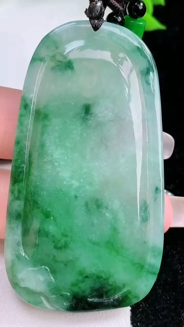 天然A货翡翠观音菩萨吊坠，尺寸63-34.5-5，重:28.00g
1月25日