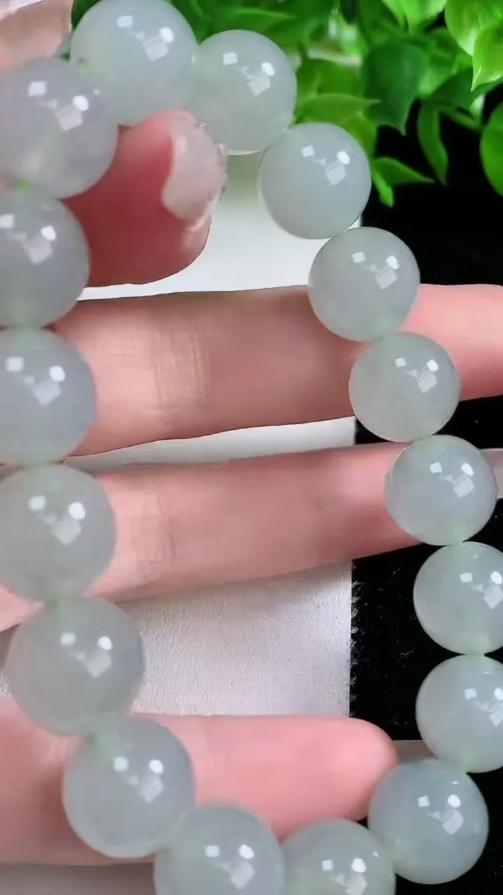 天然A货翡翠圆珠手串，尺寸11.8-17颗，重量:50.25g1月25日
工厂直销收藏佳品,种好水足