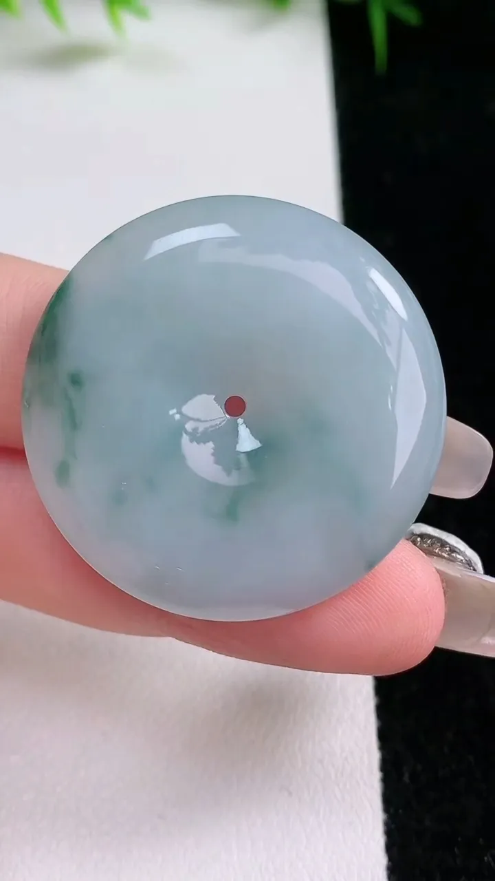 天然A货翡翠飘花平安扣吊坠，尺寸35.3-6，重量:16.47g
1月25日