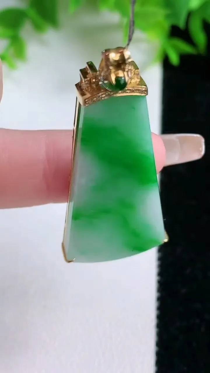 天然A货翡翠无事牌吊坠，尺寸37-20-3.8，重量:6.66g
1月25日