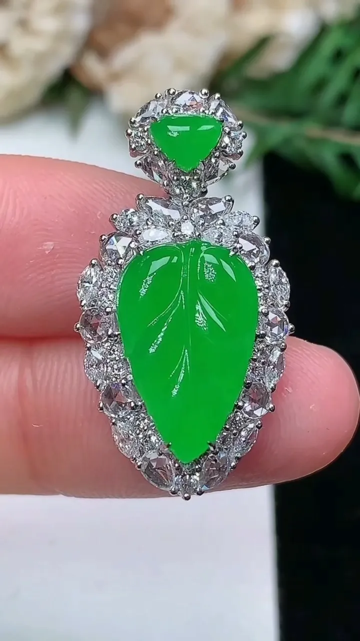 天然A货翡翠金枝玉叶 叶子吊坠，尺寸29-15.3-8.5，裸石15-9.8，重量:4.34g
1月