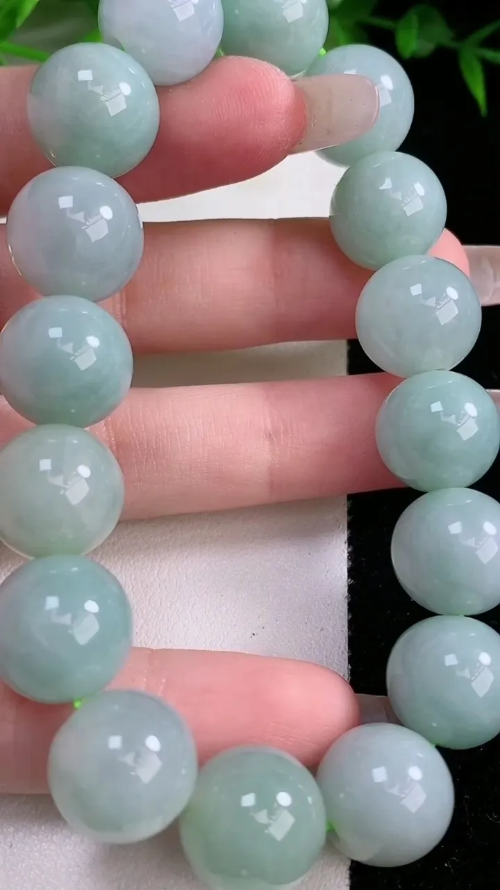 天然A货翡翠圆珠手串，尺寸13，重:63.37g1月25日
工厂直销收藏佳品,种好水足，色泽均匀，有
