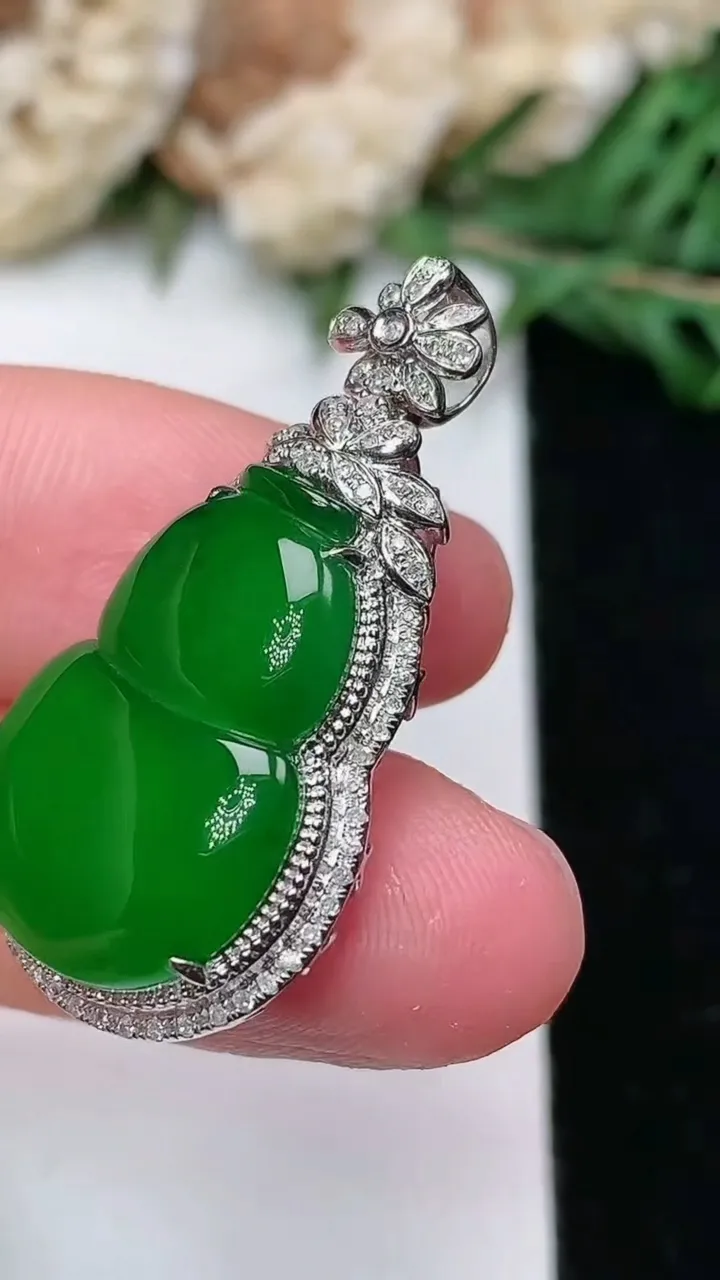 天然A货翡翠葫芦吊坠，尺寸32-17.2-7.9
1月25日