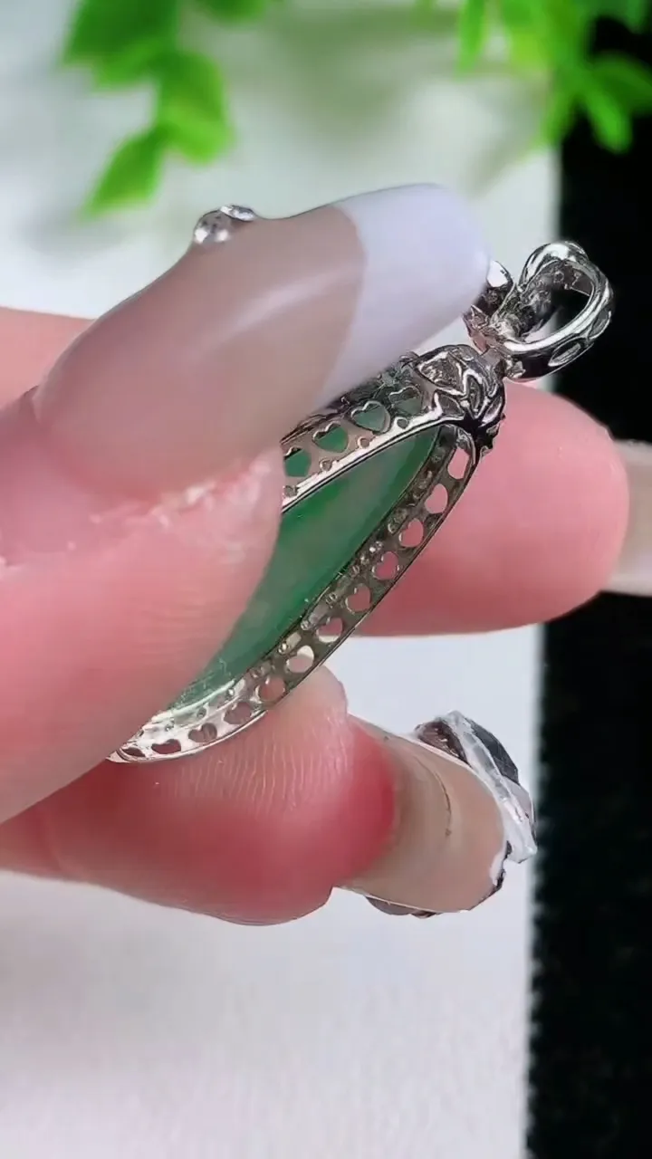 天然A货翡翠福瓜吊坠，尺寸32.3-12.2-7.6，裸石22.3-10.2重量:3.29g
1月25日