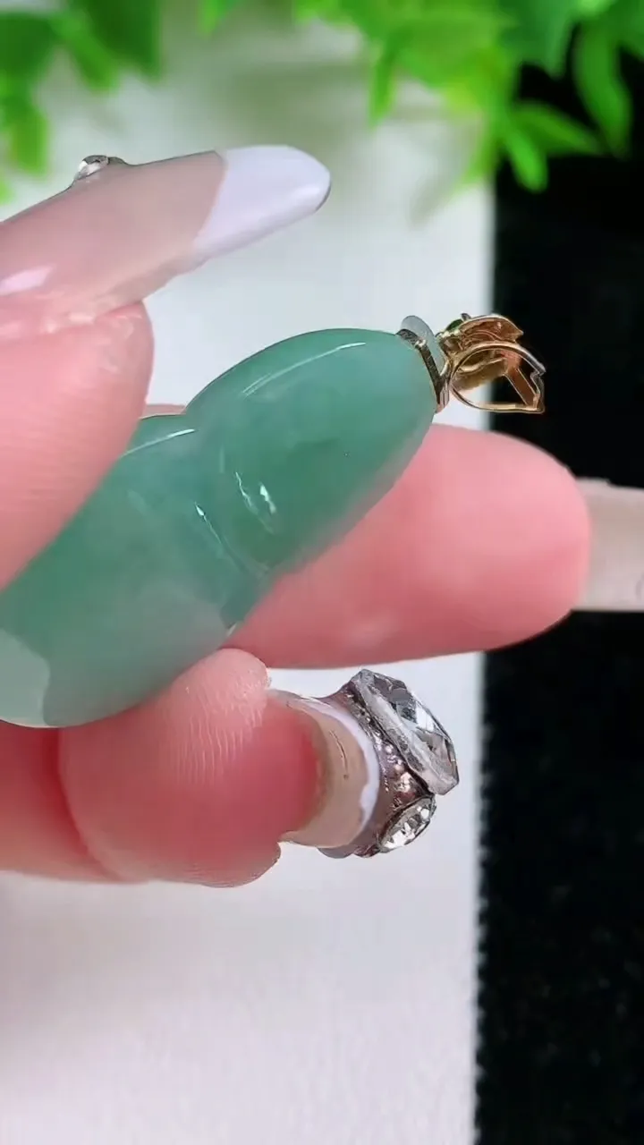 天然A货翡翠葫芦吊坠，尺寸30.2-20-5.4，重量:6.78g
1月25日