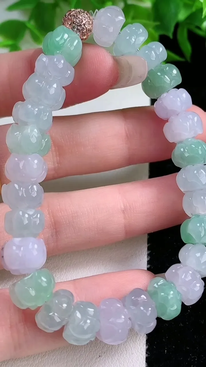 天然A货翡翠莲花手串，尺寸9-5.6，重量:28.41g1月25日
工厂直销收藏佳品,种好水足，色泽