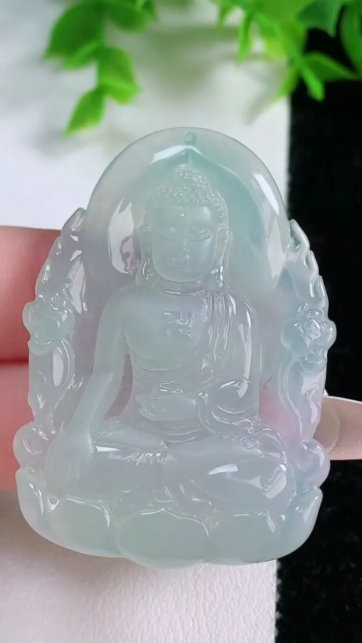 天然A货翡翠大日如来吊坠，尺寸47.2-33.2-5.2，重量:18.26g
1月25日