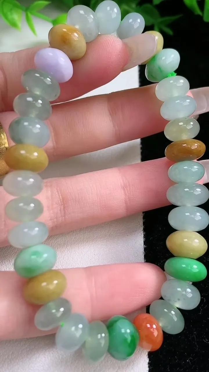 天然A货翡翠三彩算盘珠手串，尺寸3.3-7.3，重:33.73g1月25日
工厂直销收藏佳品,种好水足，色泽均匀，有种有色，上手高大气！