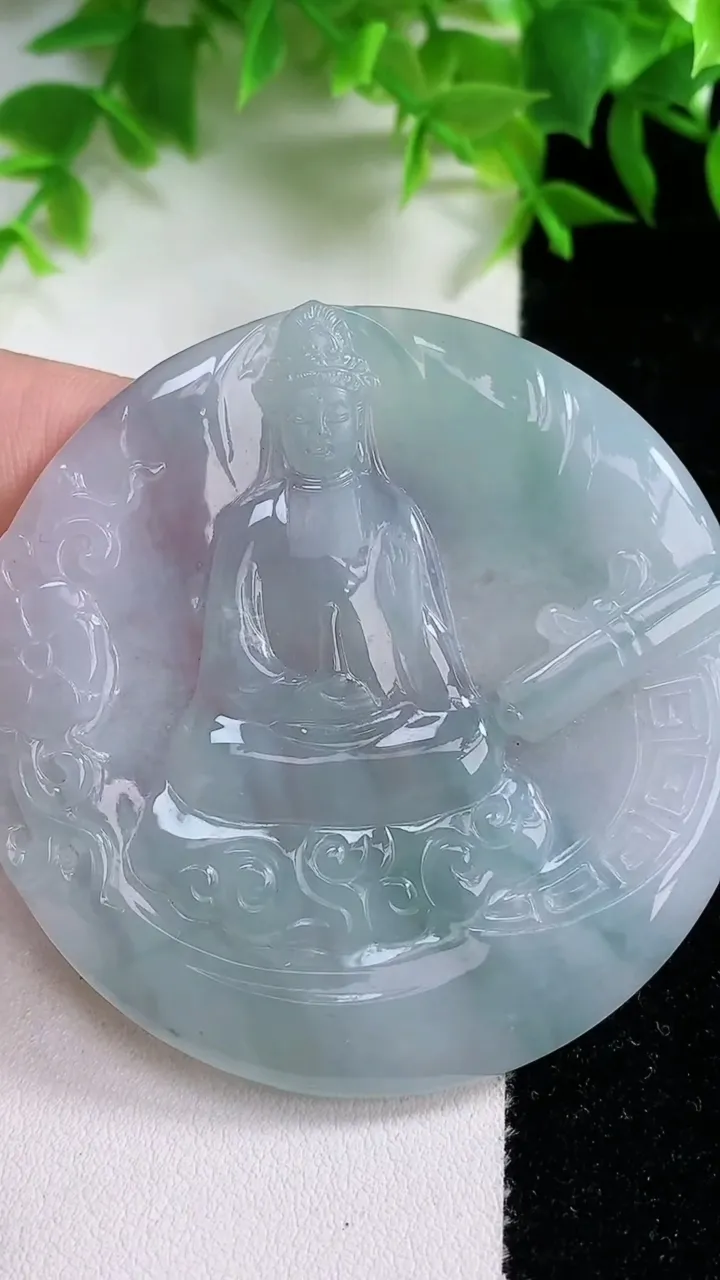 天然A货翡翠冰种飘花观音菩萨吊坠，尺寸57.4-5.2，重量:58.80g
1月25日