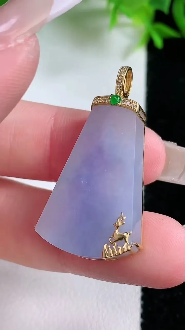 天然A货翡翠18K金紫罗兰无事牌吊坠，尺寸29.7-20-4.2，重量:5.90g
1月25日