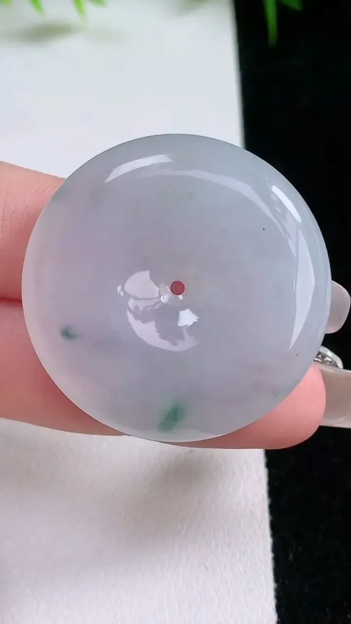 天然A货翡翠飘花平安扣吊坠，尺寸35-6.4，重量:17.16g
1月25日