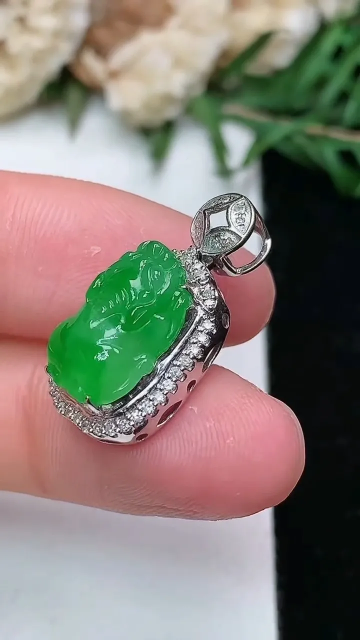 天然A货翡翠貔貅吊坠，尺寸22.3-11.5-8.5，裸石13-8.8，重量:2.70g
1月25日