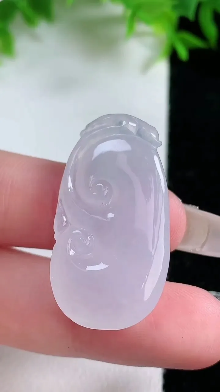 天然A货翡翠如意吊坠，尺寸34.6-18-6，重量:7.95g
1月25日