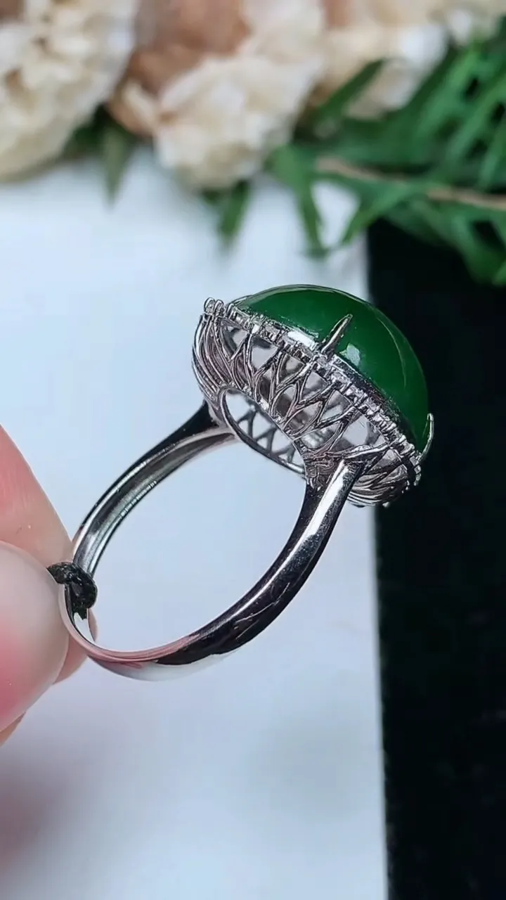 天然A货翡翠蛋面戒指，尺寸17.2-14.6，重量:4.38g2026年1月25日
工厂直销收藏佳品,种好水足，色泽均匀，有种有色，上手高大气！