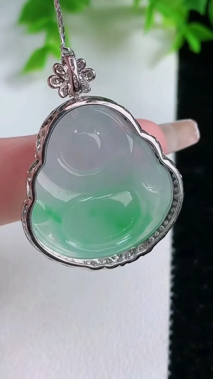 天然A货翡翠佛公吊坠，尺寸33.4-25.8-9.6，裸石23.8-23.6重量:7.80g
1月25日