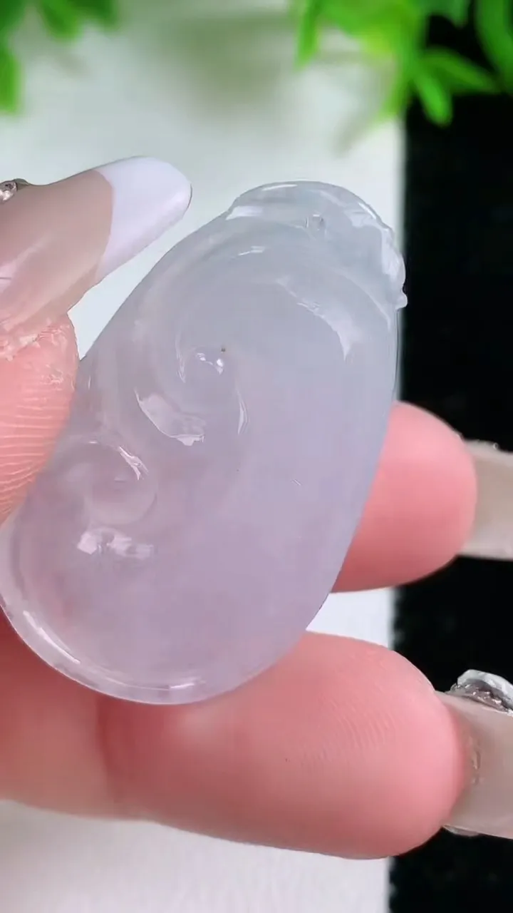 天然A货翡翠如意吊坠，尺寸35-21-5，重量:6.80g
1月25日