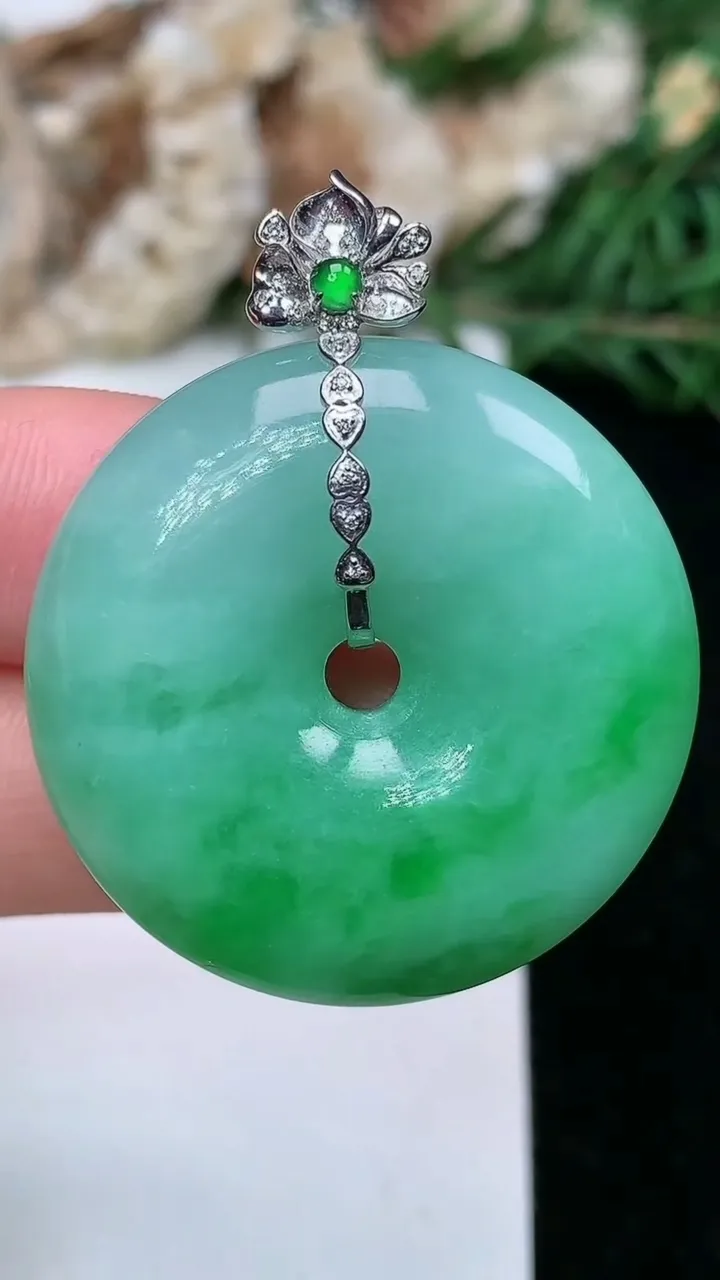 天然A货翡翠平安扣吊坠，尺寸30.8-7.9，重量:15.32g
1月25日