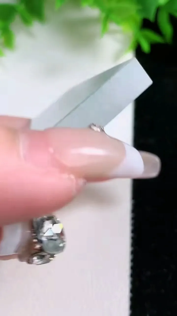 天然A货翡翠无事牌镶嵌件，尺寸56-39.5-6.2，重量:46.66g
1月25日