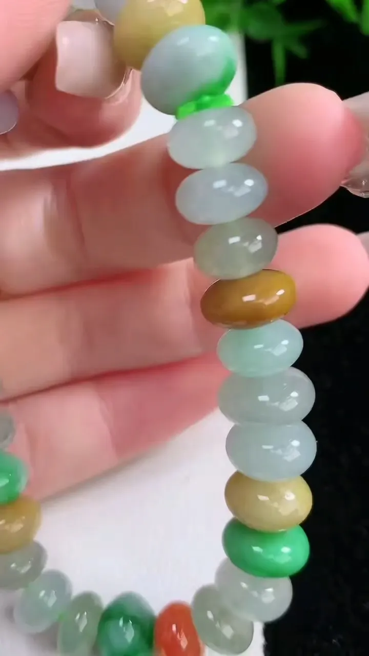 天然A货翡翠三彩算盘珠手串，尺寸3.3-7.3，重:33.73g1月25日
工厂直销收藏佳品,种好水足，色泽均匀，有种有色，上手高大气！