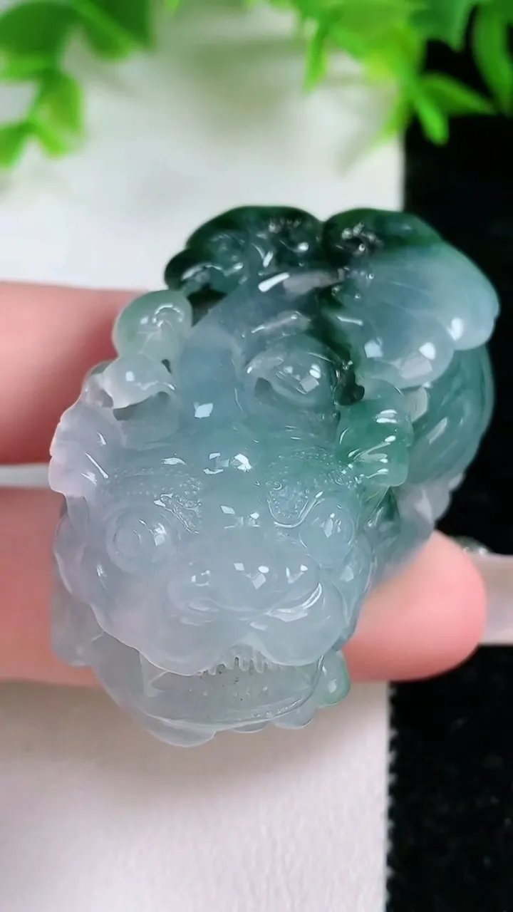 天然A货翡翠飘花貔貅吊坠，尺寸56-27.7-20.5，重量:56.92g
1月25日