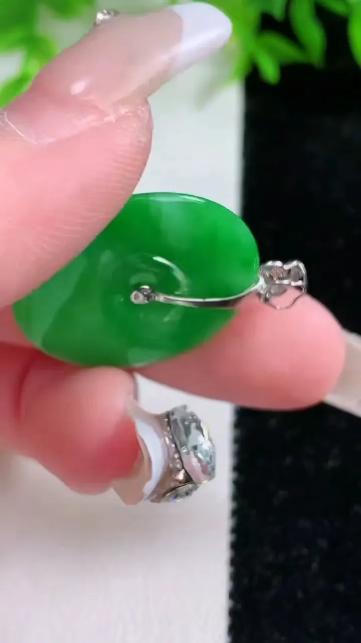 天然A货翡翠平安扣吊坠，尺寸24.6-3.4，重量:5.25g
1月25日