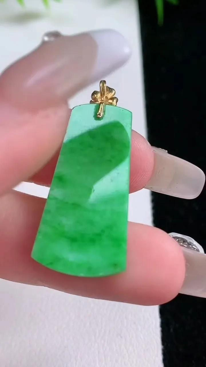 天然A货翡翠无事牌吊坠，尺寸30-14.8-1.8，重量:2.74g
1月25日