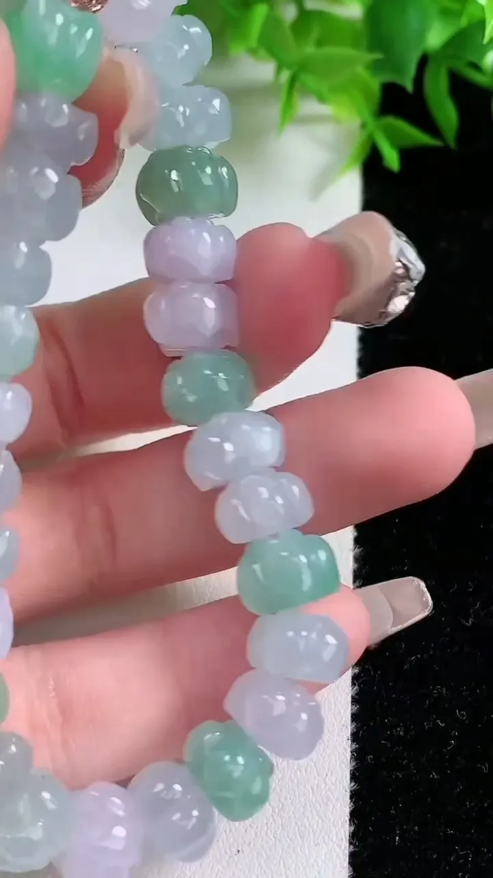 天然A货翡翠莲花手串，尺寸9-5.6，重量:28.41g1月25日
工厂直销收藏佳品,种好水足，色泽均匀，有种有色，上手高大气！