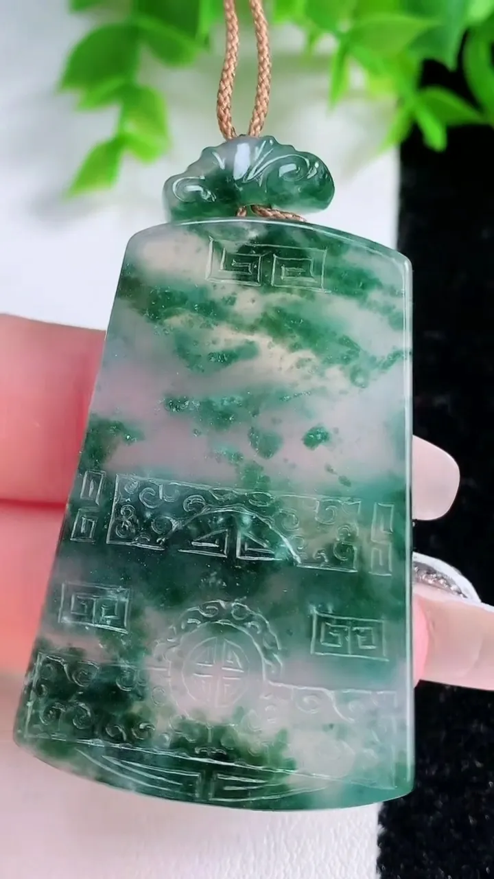 天然A货翡翠种飘花仿古无事牌吊坠，尺寸46-30.8-5.5，重量:23.78g
1月25日