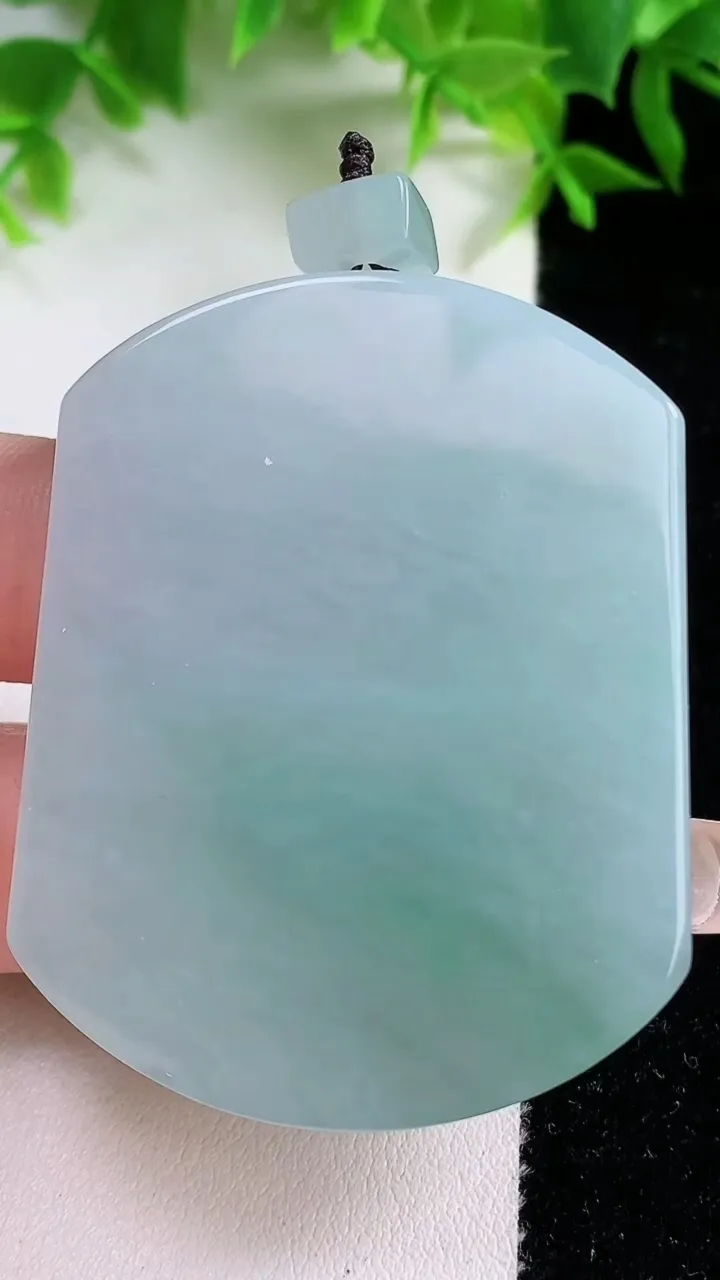 天然A货翡翠无事牌吊坠，尺寸51.7-40.7-6，重量:38.67g
1月25日