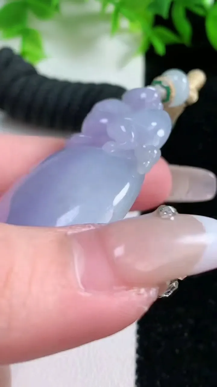 天然A货翡翠紫罗兰寿桃吊坠，尺寸56.4-29.4-10.2，重量:31.51g
1月25日